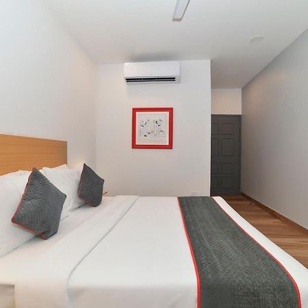 Vaccinated Staff- Oyo Townhouse 384 Nk Hotels Dispur Exterior photo